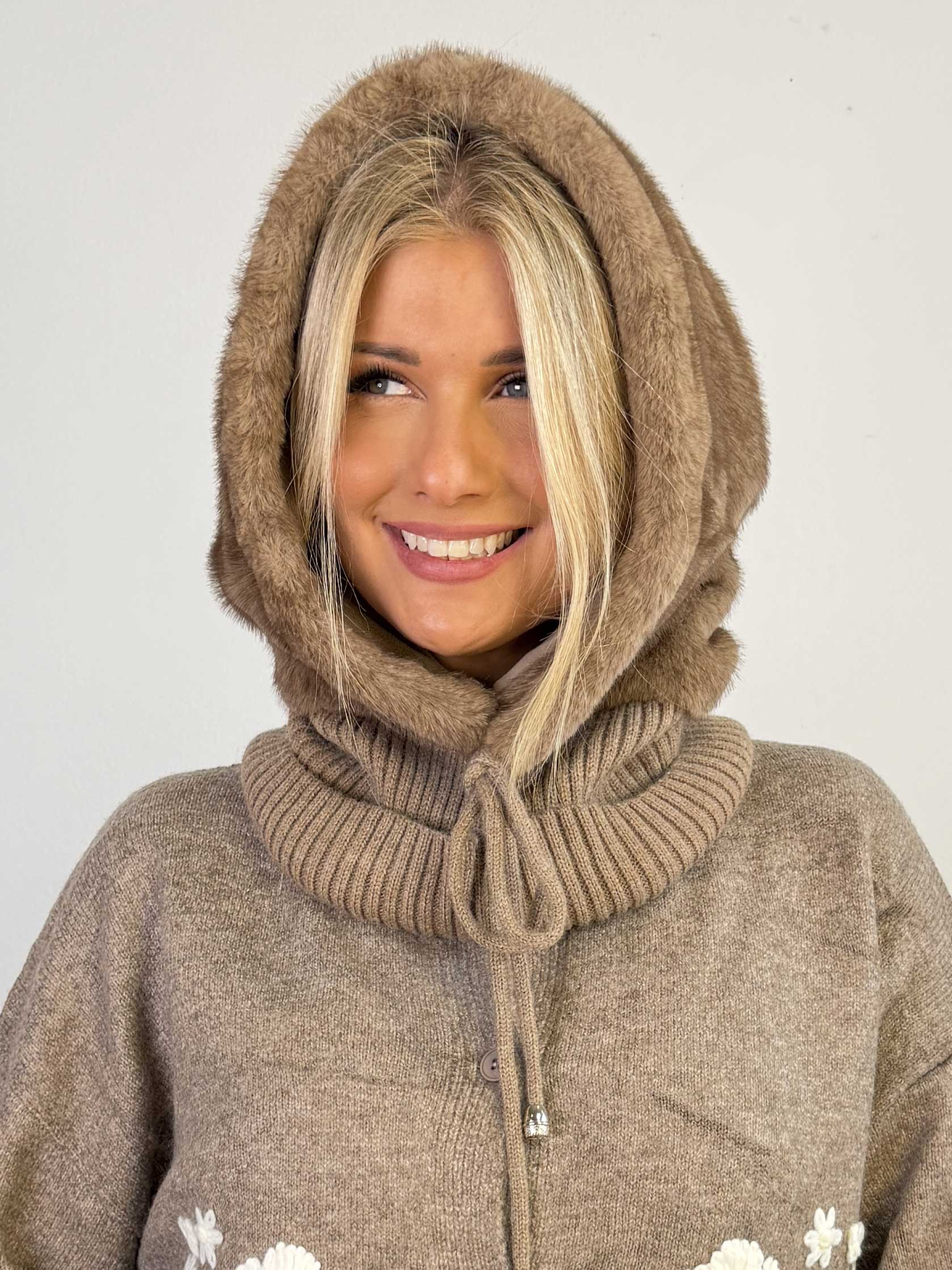 Vichi - Blød og varm hættehue i lækker faux fur med strik ved halsen